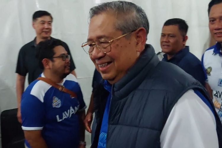 Mantan Presiden RI Susilo Bambang Yudhoyono sekaligus pendiri Jakarta LavAni Allo Bank menyaksikan timnya menang atas Jakarta STIN BIN dalam partai penutup final four Proliga 2023 di GOR Sritex Arena, Surakarta, Minggu (12/3/2023) malam WIB.