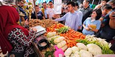 Blusukan ke Pasar Pandansari Balikpapan, Gibran Beli Nasi Pecel, Semangka dan Jahe