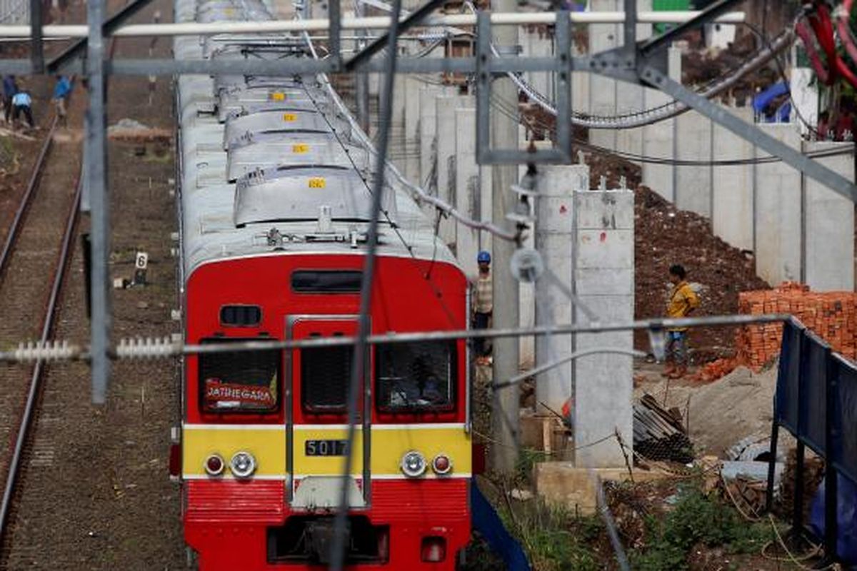 Sebuah Kereta Rel Listrik (KRL) melaju di samping lokasi pembangunan Stasiun Sudirman Baru di Jakarta, Rabu (23/11/2016). Stasiun yang terintergrasi dengan stasiun MRT itu hanya akan melayani penumpang dari Stasiun Manggarai menuju bandara Soekarno Hatta melewati Stasiun Sudirman Baru, Duri, dan Batu Ceper sebagai stasiun pemberhentian dan diperkirakan selesai pada akhir 2016 mendatang.