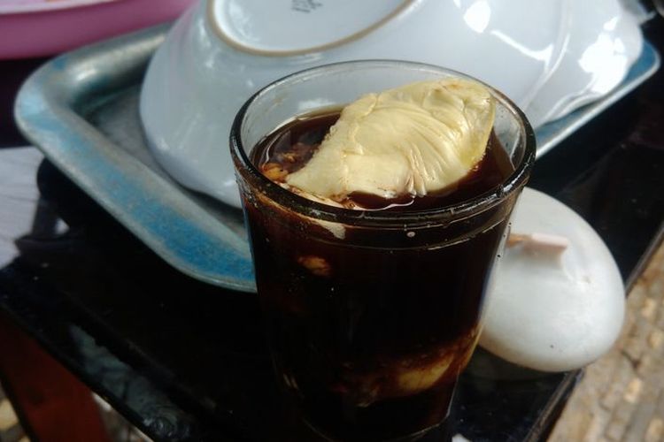 Ilustrasi kopi durian. Daging durian dicampur kopi panas saat penyajian.
