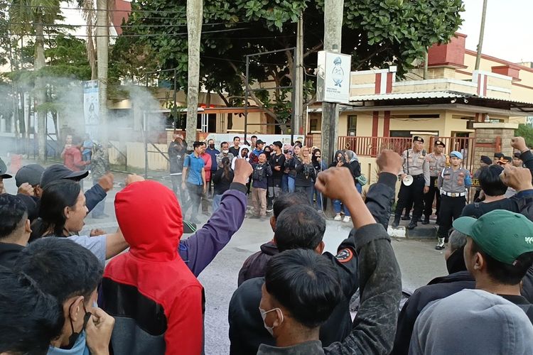 Ratusan warga masyarakat yang menamakan dirinya Aliansi Masyarakat Peduli Pemilu Damai melakukan demontrasi di depan Mapolresta Bandung, Soreang, Kabupaten Bandung, Jawa Barat pada Selasa (19/3/2024)