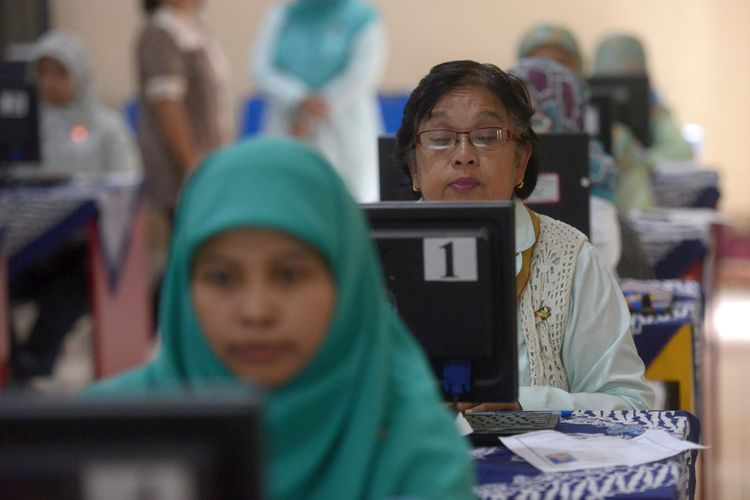 Guru mengerjakan soal uji kompetensi guru (UKG) di SMA Negeri 3 Yogyakarta, Rabu (11/11/2015). UKG  di Daerah Istimewa Yogyakarta diikuti 42.000 guru dan berlangsung hingga 21 November 2015.