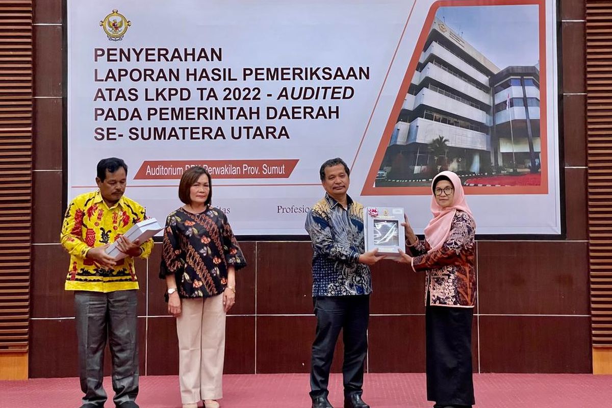 Wali Kota (Walkot) Pematang Siantar Susanti Dewayani saat menerima Laporan Hasil Pemeriksaan (LHP) BPK atas LKPD Pemkot Pematang Siantar Tahun Anggaran 2022 di Auditorium Kantor BPK RI Perwakilan Sumatera Utara (Sumut), Jalan Imam Bonjol Kota Medan, Senin (22/05/2023).
