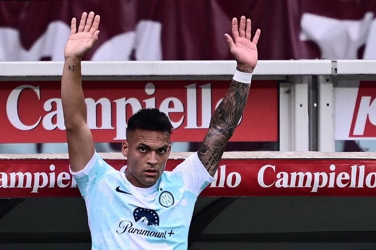 Lautaro Martinez memberi salam kepada suporter dalam laga Torino vs Inter pada 3 Juni 2023 di Stadion Olimpico Grande Torino. Terkini, Lautaro Martinez mencetak empat gol dalam duel pekan ketujuh Liga Italia 2023-2024 antara Salernitana vs Inter di Stadion Arechi, 30 September 2023. (Photo by Marco BERTORELLO / AFP)