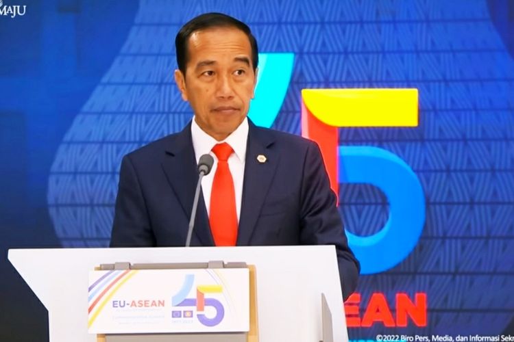 Presiden Joko Widodo saat menyampaikan pidatonya pada sesi pleno Konferensi Tingkat Tinggi (KTT) Peringatan 45 Tahun ASEAN-Uni Eropa (UE) di Gedung Europa, Brussels, Belgia, Rabu (14/12/2022).