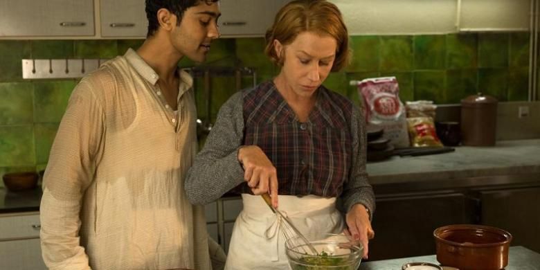 Hassan dan Madame Mallory saat memasak bersama dalam film The Hundred Foot Journey