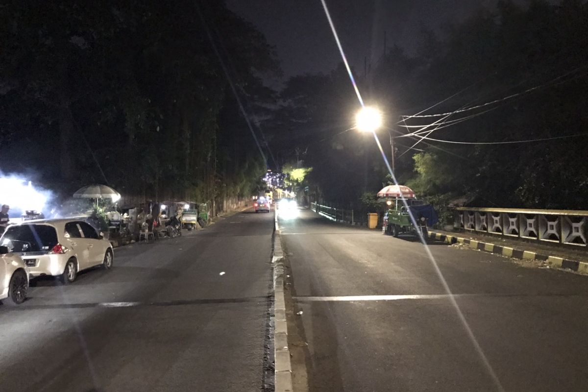 Suasana Jalan Patal Senayan, Grogol Utara, Kebayoran Lama, Jakarta Selatan pada Jumat (17/9/2021) malam.