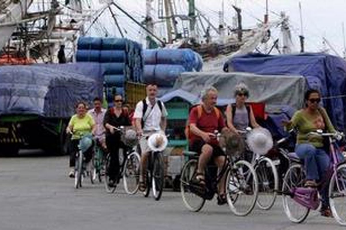 Rombongan turis mancanegara menggunakan sepeda sewaan berkeliling di kawasan Pelabuhan Sunda Kelapa, Jakarta, Rabu (30/3/2011). Wisata kota tua dengan mengunjungi situs bangunan tua dan lokasi bersejarah merupakan salah satu paket yang digemari turis mancanegara yang berkunjung ke Jakarta. 
