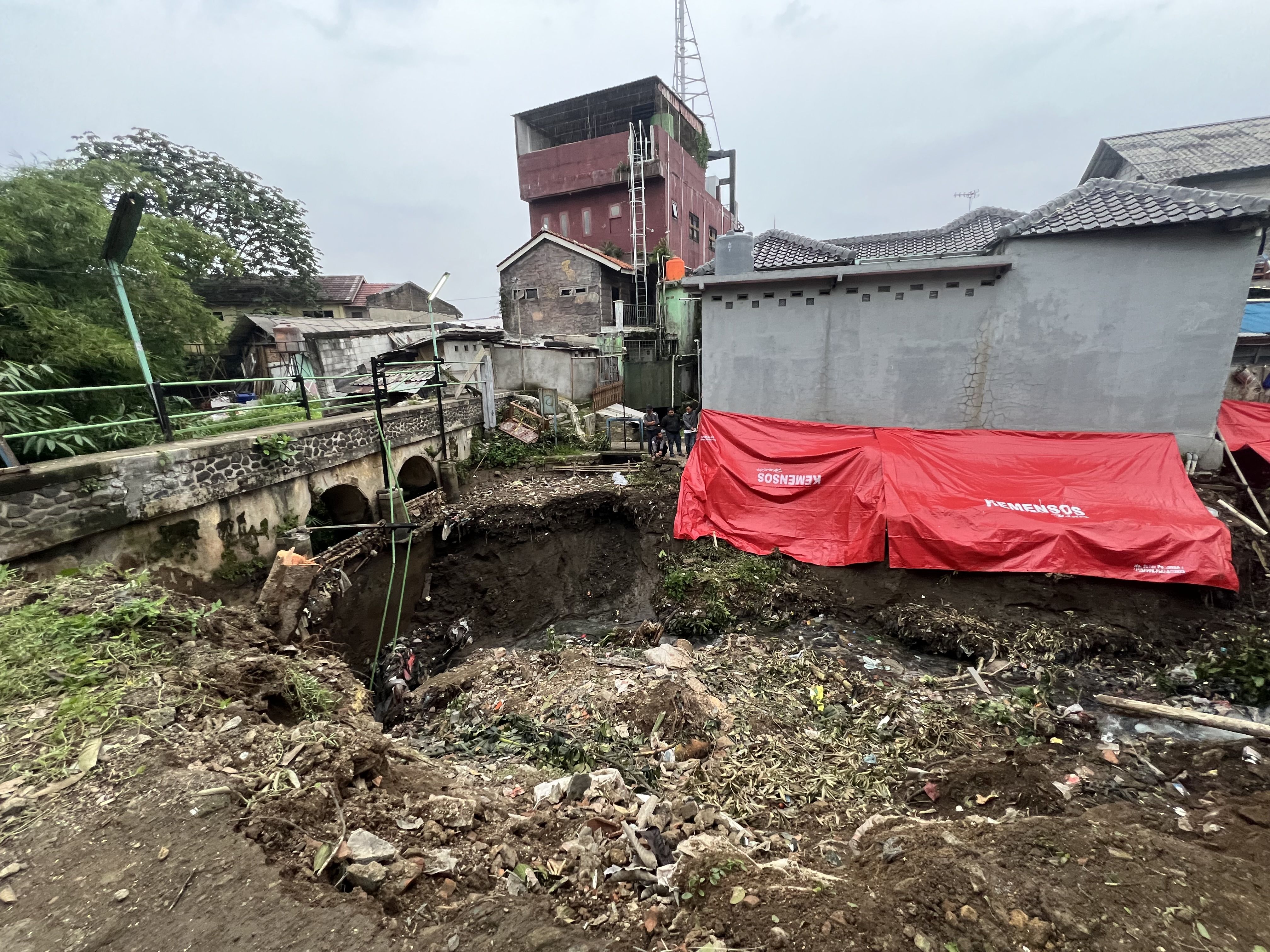 Terdampak Longsor Sungai Cidepit Bogor, Asep Masih Bertahan di Rumahnya