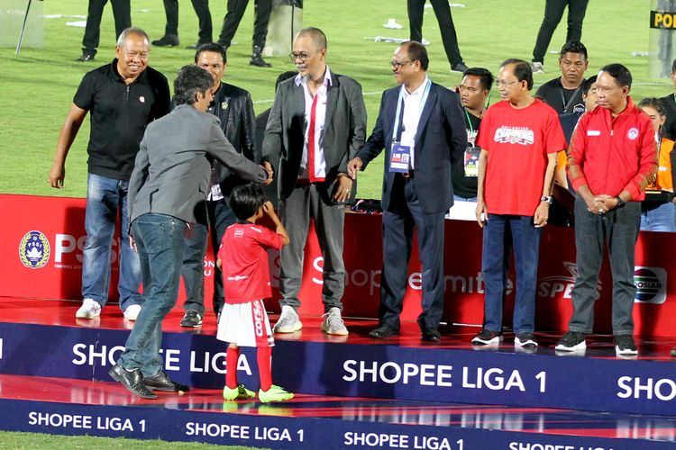 Anggota Exco PSSI, Haruna Soemitro menyalami pelatih Bali United Stefano Cugurra sebelum penyerahan tropi juara Liga 1 2019 di Stadion Kapten I Wayan Dipta Gianyar, Bali, MInggu (22/12/2019) malam.  