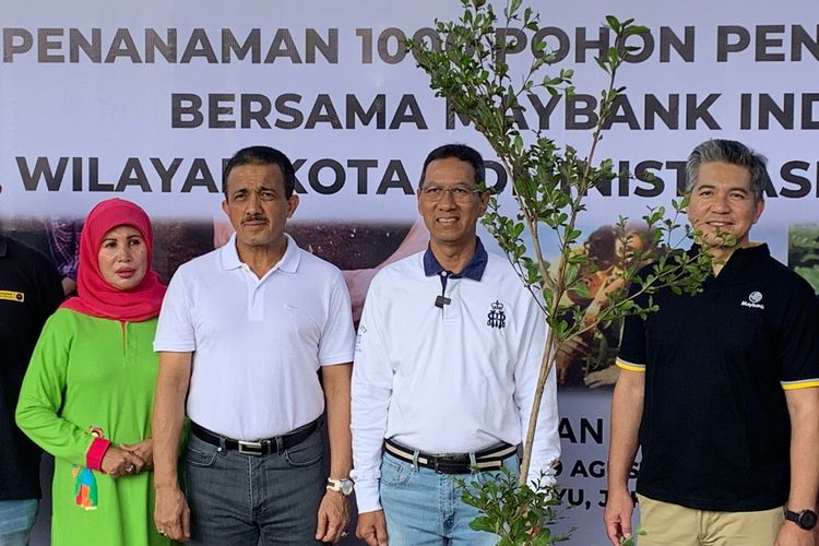 Penjabat Gubernur DKI Jakarta Heru Budi Hartono saat melakukan penanaman pohon ketapang kencana di kolong Tol Becakayu, Kelurahan Cipinang Melayu, Kecamatan Makasar, Jakarta Timur, Sabtu (19/8/2023).