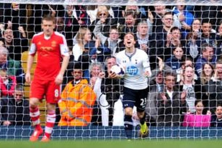 Gelandang Tottenham Hotspur, Christian Eriksen (putih), merayakan gol yang dicetak ke gawang Southampton pada laga Premier League di Stadion White Hart Lane, London, Minggu (23/3/2014).