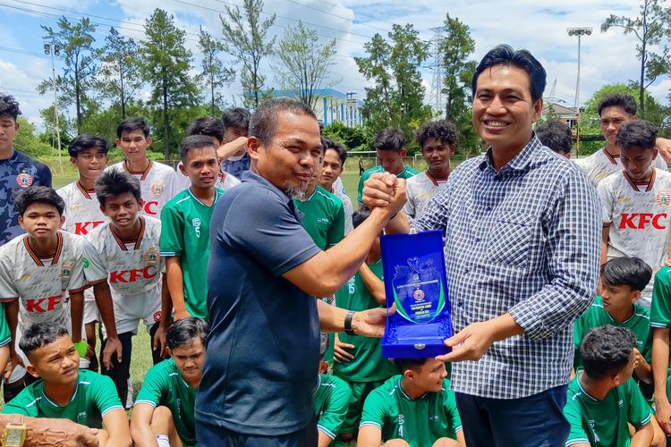 Muhammad Fadhil Arief (kanan), Ketua Asprov PSSI Jambi yang juga menjabat Bupati Batang Hari, turut hadir dalam partai uji coba Persija U20 vs Pra PON Jambi yang digelar pada Jumat (3/3/2023) di Lapangan Nirwana Park, Sawangan, Kota Depok.