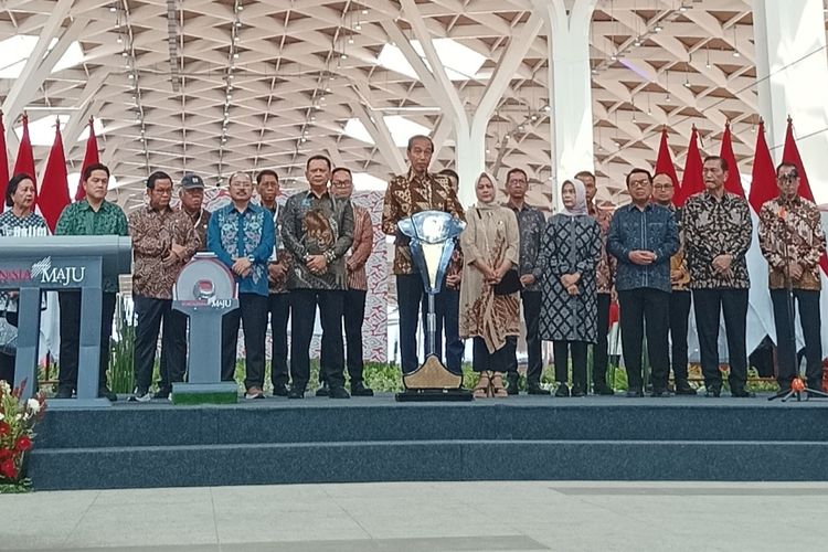 Presiden Joko Widodo saat meresmikan Kereta Cepat Whoosh di Stasiun Kereta Cepat Halim, Jakarta Timur, Senin (2/10/2023).