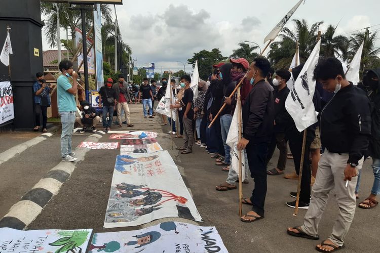 Puluhan warga dan solidaritas menggelar aksi di depan Mapolres Purworejo