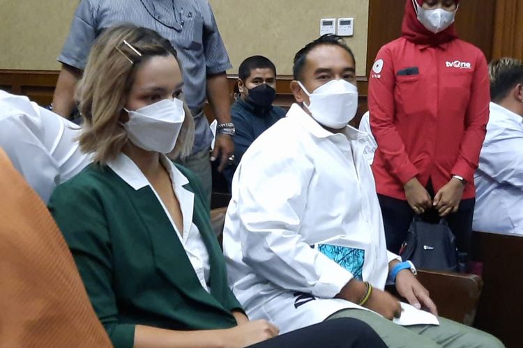 Nia Ramadhani (kiri) dan Ardi Bakrie (kanan) saat menghadiri sidang vonis kasus narkoba di Pengadilan Negeri (PN) Jakarta Pusat, Selasa (11/11/2022).