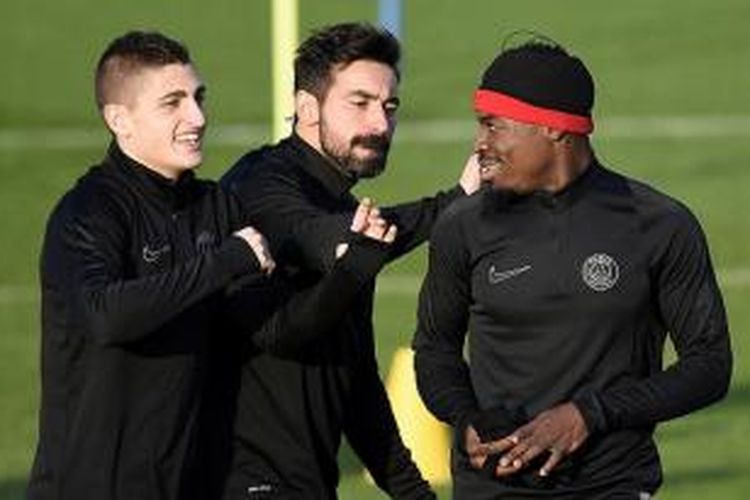 Marco Verratti, Ezequiel Lavezzi, dan Serge Aurier tengah berlatih di markas latihan PSG, Senin (7/12/2015). 