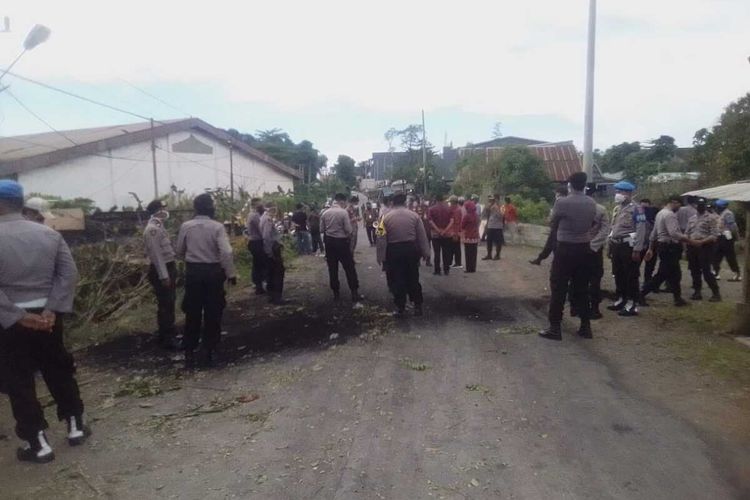 Puluhan aparat gabungan TNI-Polri bersiaga di lokasi setelah diblokade warga Kabupaten Gowa, Sulawesi Selatan yang menolak wilayahnya dijadikan lahan pemakaman pasien covid-19. Kamis, (2/4/2020).