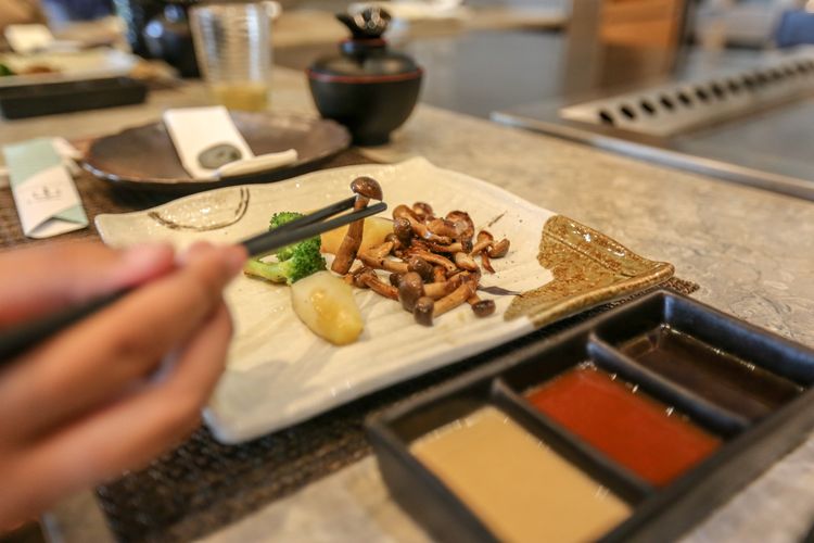 Sayuran antara lain jamur, kentang, dan brokoli yang baru saja dimasak di atas plat besi di Restoran Maison Tatsuya Teppanyaki, Kebon Sirih, Jakarta, Rabu (11/03/2020). Restoran ini menawarkan pengalaman makan dengan menyantap langsung makanan yang dimasak di depan pengunjung.