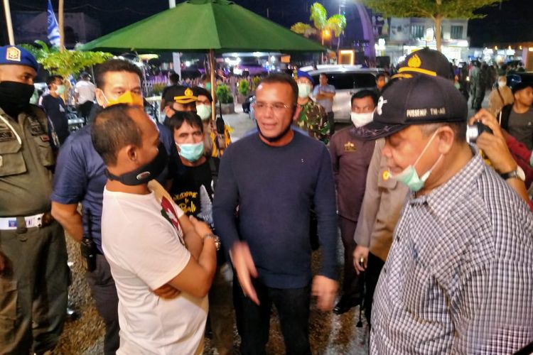 Wali Kota Lhokseumawe, Suaidi Yahya dan Kapolres Lhokseumawe, AKBP Ari Lasta merazia seluruh kafe di kota tersebut, Sabtu (11/4/2020) malam. 