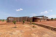 Unik! Kampus di Burkina Faso Terbuat dari Tanah Liat 