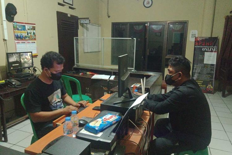 Tersangka pencurian HP di sejumlah ponpes berinisial MF (42) diinterigasi di Mapolresta Banyumas, Jawa Tengah.