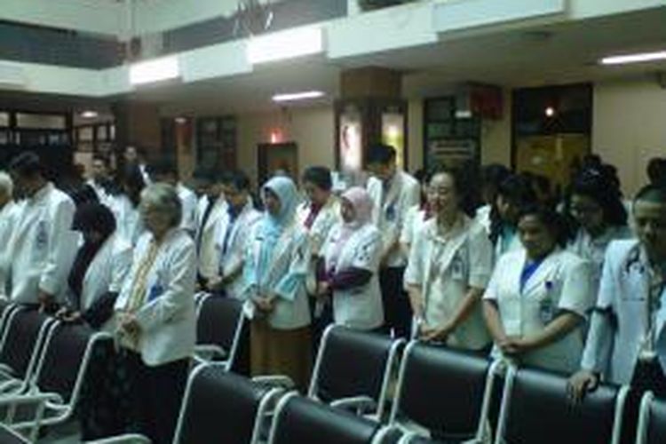 Para dokter dan Karyawan Rs Bethesda Yogyakarta saat memanjatkan doa untuk Dr Ayu 