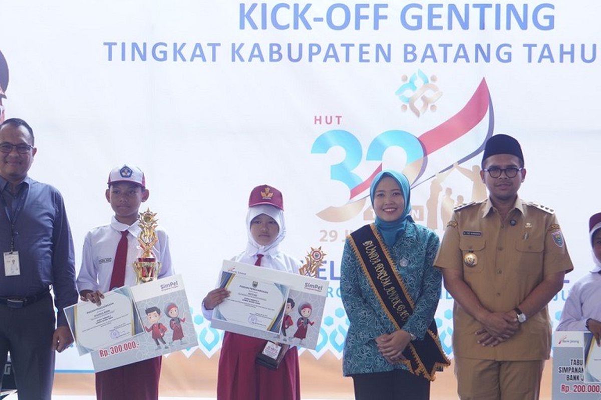 Bupati Batang bersama Kepala TP-PKK Batang dan Dinas Pemberdayaan Perempuan dan Perlindungan Anak, Pengendalian Penduduk dan Keluarga Berencana (DP3AP2KB) berfoto bersama pelajar SD  yang mendapat dukungan program Gerakan Orang Tua Asuh Cegah Stunting (Genting). Mereka berfoto dalam acara peluncuran program Genting di Batang Teras Pandawa, Kabupaten Batang, Jawa Tengah, Senin (28/7/2025).
