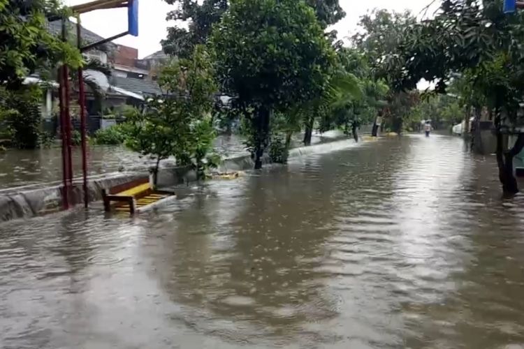 Tampak Perumahan Pondok Hijau Permai, Bekasi Timur, Kota Bekasi tergenang banjir akibat curah hujan tinggi sejak siang hingga sore tadi, Rabu (24/4/2019).