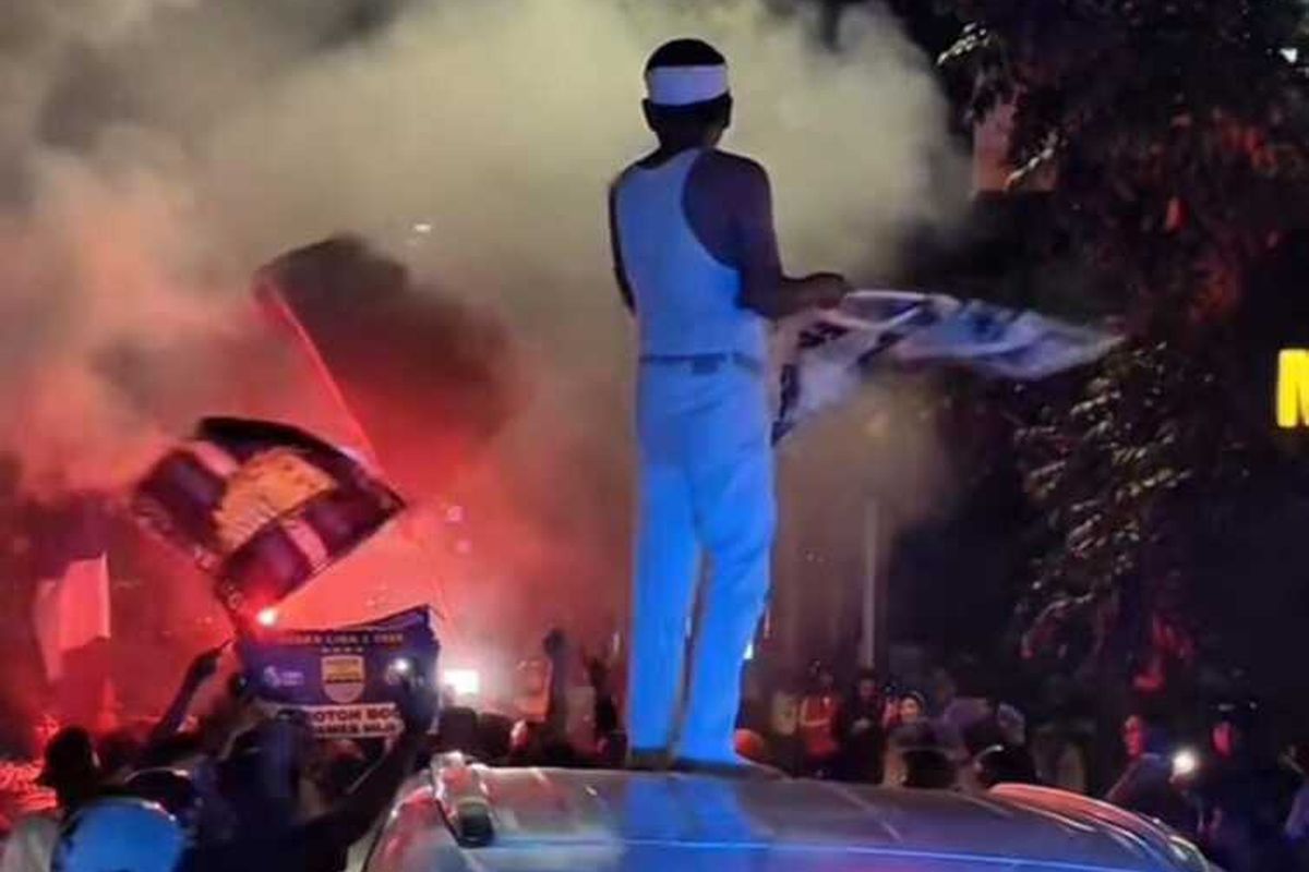 Momen Gubernur Jabar, Dedi Mulyadi merayakan Persib Bandung juara Liga 1 2024/2025 di atas mobilnya, Senin (5/5/2025) malam.