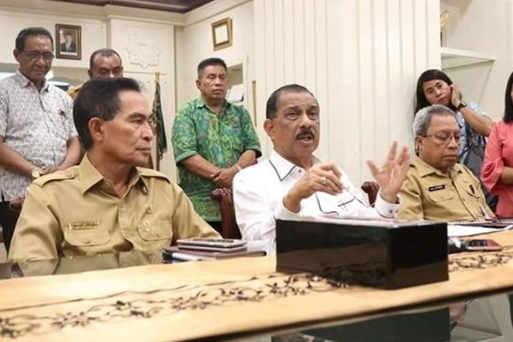 Wali Kota Ambon, Richard Louhenapessy didampingi Wakil Wali Kota Ambon, Syarif Hadler dan Sekretaris Kota Ambon, Anthony Gustav Latuheru saat memberikan keterangan kepada waratwan terkait penemuan ribuan ikan mati mendadak di sejumlah pantai di Ambon, Senin (16/9/2019)