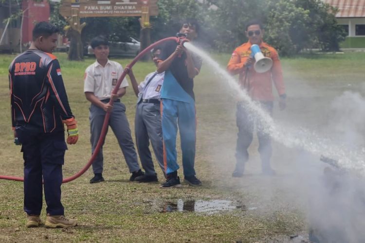 Simulasi Tim Kesiapsiagaan dan Tanggap Darurat (TKTD) yang melibatkan siswa/i SMKN 3 Sendawar, Kalimantan Timur.