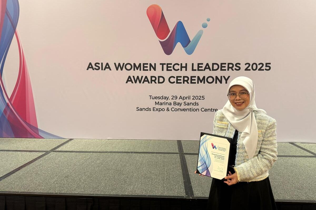 Direktur Strategic Partnership dan International Office Tel-U Lia Yuldinawati, saat menerima pengehargaan 50 AWTLA, pda Selasa (29/4/2025) kemarin