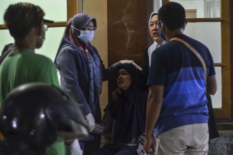 Keluarga korban menangis histeris saat menyaksikan indentifikasi korban tenggelam di RSUD Ciamis, Jawa Barat, Jumat (15/10/2021). Sebanyak 11 siswa MTS Harapan Baru yang mengikuti kegiatan pramuka susur sungai tewas tenggelam dan dua siswa kritis.