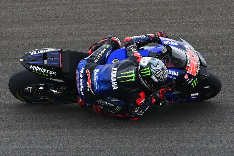 Pembalap Monster Energy Yamaha Fabio Quartararo memacu sepeda motornya pada hari pertama tes pramusim MotoGP 2022 di Pertamina Mandalika International Street Circuit, Lombok Tengah, NTB, Jumat (11/2/2022). Sesi tes pramusim di sirkuit Mandalika tersebut akan berlangsung hingga Minggu (13/2/2022).