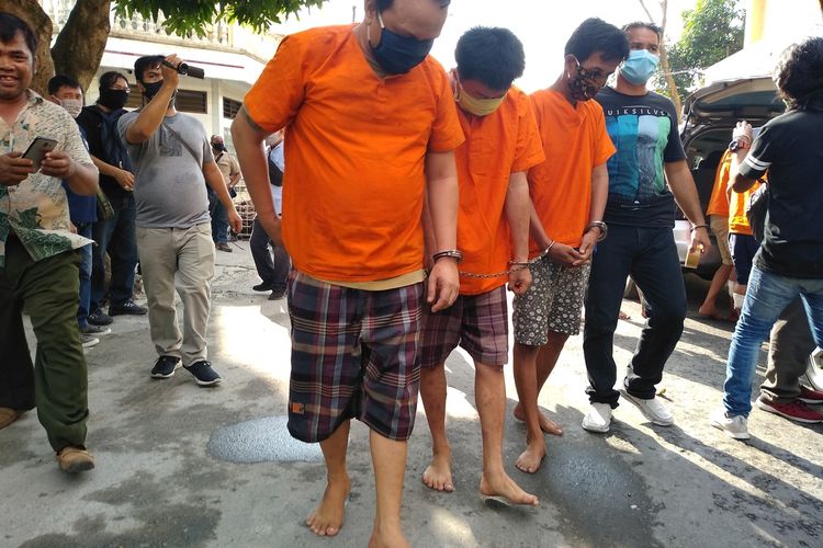Sejumlah tersangka kasus 55 kg sabu yang diamankan jajaran Polda Sumut, digelandang menuju ruangan di RS Bhayangkara Medan untuk menjalani rapid test usai konferensi pers di depan kamar mayat di RS tersebut pada Senin (20/7/2020) sore.