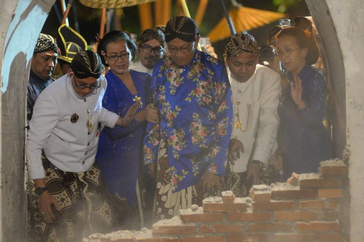 Sultan Hamengku Buwono X Saat Melakukan prosesi Jejak Banon, Kamis (4/9/2025)