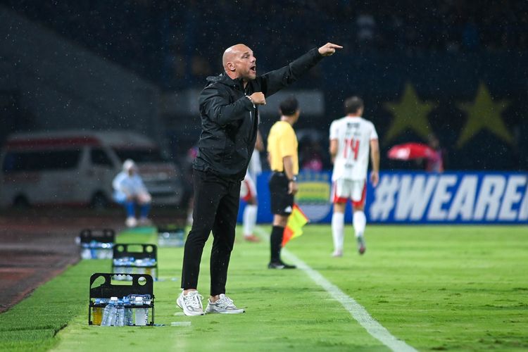 Pelatih Bali United Johnny Jansen saat memberikan instruksinya di pinggir lapangan saat bertandang ke markas Persib Bandung pada pekan ke-27 Super League 2025-2026, Minggu (12/4/2026) di Stadion Gelora Bandung Lautan Api (GBLA). 