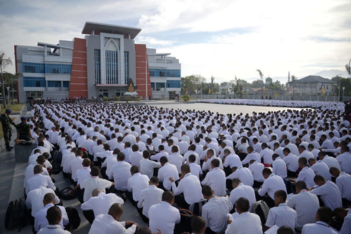 Mahasiswa baru Universitas Negeri Gorontalo saat mengadakan kegiatan di depan rektorat