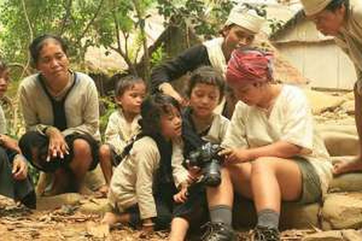 Nuri Sybli (memegang kamera) di tengah anak-anak Suku Baduy dari kelas membaca Suku Baduy. 
