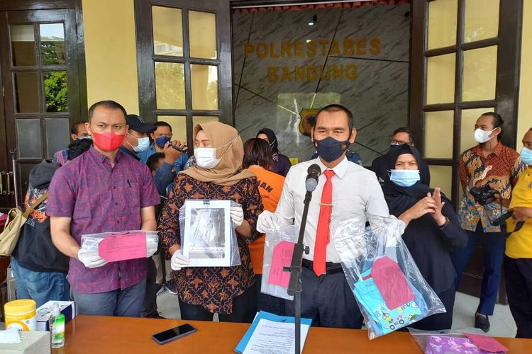 Polisi memperlihatkan barang bukti dalam kasus dugaan penculikan anak di Bandung.