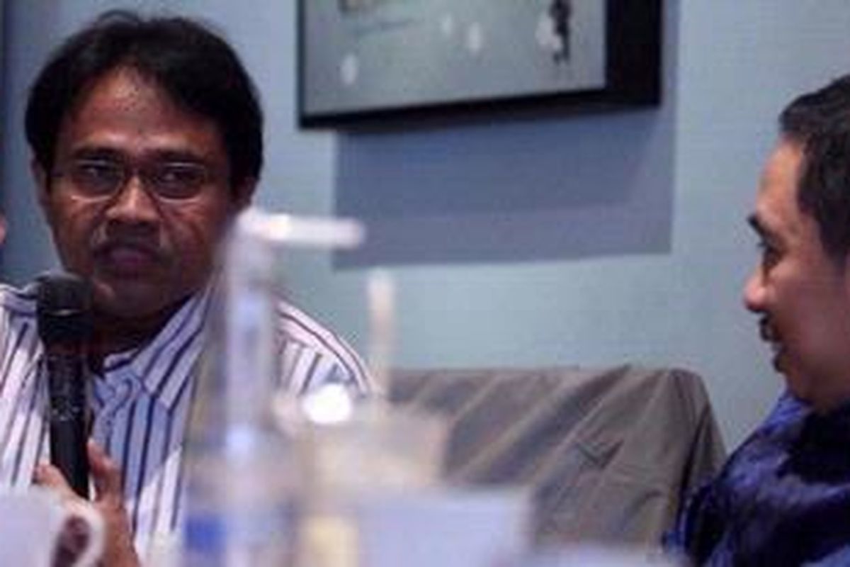 Guru besar Ilmu Politik Universitas Islam Negeri Jakarta, Bahtiar Effendy (kiri) dan Sekjen Partai Keadilan Sejatera (PKS) Anis Matta menjadi pembicara dalam diskusi bertema "Pimpinan Baru PKS, Antara Pusaran Politik dan Target 2014" di Warung Daun, Jakarta, Sabtu (12/6/10). Narasumber yang lain adalah Wakil Ketua MPR Hajriyanto Y Tohari dan Direktur Indo Barometer M. Qodari.