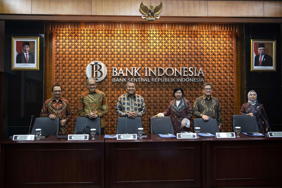 Gubernur Bank Indonesia (BI) Perry Warjiyo (ketiga kiri) didampingi Deputi Gubernur Senior Destry Damayanti (ketiga kanan) dan para Deputi Gubernur (kiri ke kanan) Juda Agung, Dody Budi Waluyo, Doni P Joewono dan Aida S Budiman melakukan sesi foto sebelum menyampaikan keterangan pers di Kantor Pusat BI, Jakarta, Kamis (19/1/2023). Hasil rapat Dewan Gubernur BI pada 18-19 Januari 2023 memutuskan untuk menaikkan suku bunga acuan BI atau BI 7-Day Reverse Repo Rate sebesar 25 basis poin menjadi 5,75 persen.