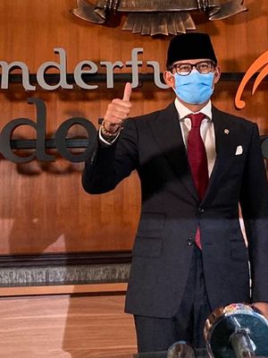 Menteri Pariwisata dan Ekonomi Kreatif Sandiaga Uno dalam konferensi pers usai usai melakukan upacara serah terima jabatan (sertijab) di Gedung Sapta Pesona Kantor Kemenparekraf RI, Jakarta, Rabu (23/12/2020).