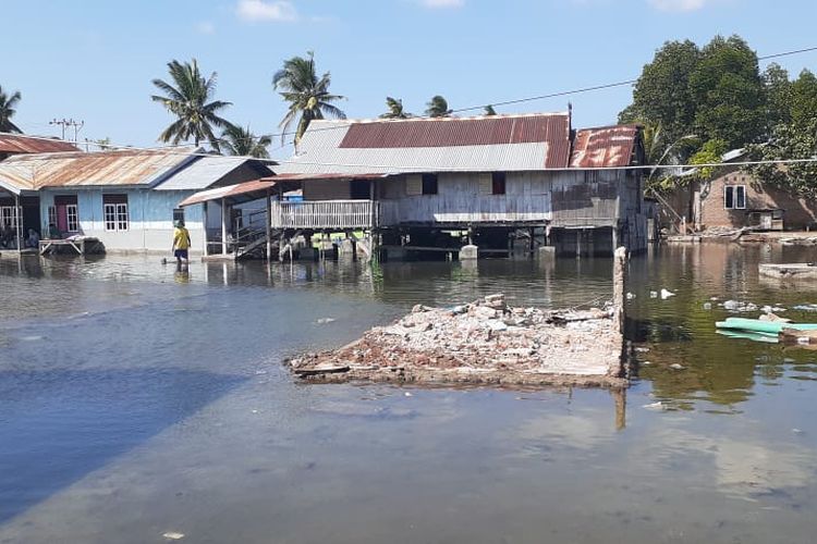 Foto : Banjir rob yang merendam ratusan rumah warga Kelurahan Wolomarang, Kecamatan Alok Barat, Kabupaten Sikka, NTT. 