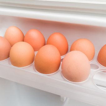 Ilustrasi menyimpan telur di pintu kulkas.