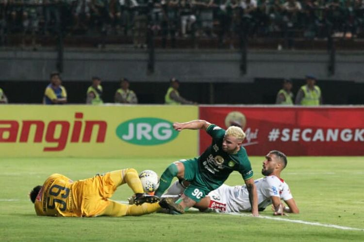 Pemain Persebaya Surabaya, Diogo Campos berusaha memanfaatkan peluang saat melawan Bali United, Selasa (24/9/2019).