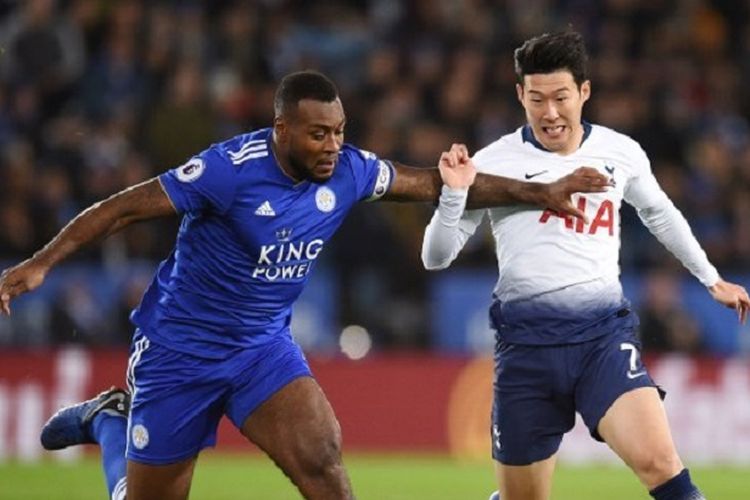 Wes Morgan mencoba menahan laju Son Heung-min pada laga Leicester City vs Tottenham Hotspur di Stadion King Power dalam lanjutan Liga Inggris, 8 Desember 2018. 