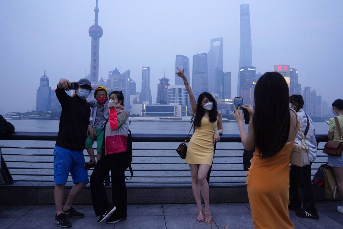 Warga berpose di The Bund Shanghai pada Rabu, 1 Juni 2022. 