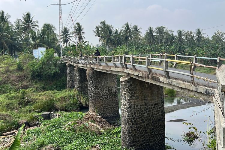 Jembatan Sirnoboyo Kebumen Melengkung dan Nyaris Patah, Warga Waswas